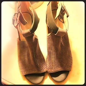 *NEW* MARC FISHER Neutral Open Toe Chunky Sandals